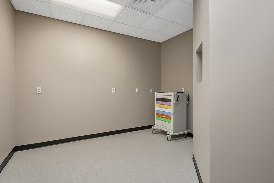 More Photos Of 303-305 Tilghman Dr, Dunn Medical For Sale