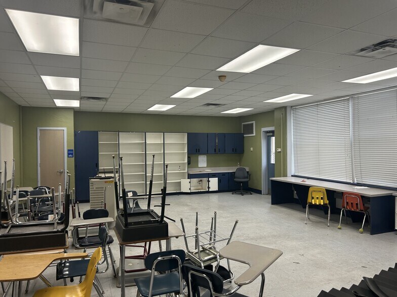 More Photos Of 101 S Prospect St, Crescent City Flex For Sale