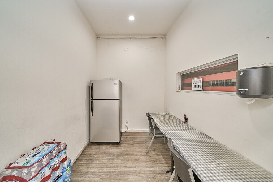 More Photos Of 1977 S Los Angeles St, Los Angeles Distribution For Sale