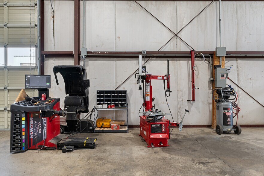 More Photos Of 6062-6068 Crater Lake Ave, Central Point Warehouse For Sale