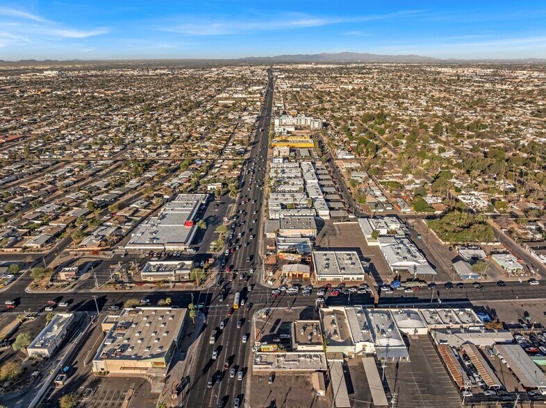 More Photos Of 724 W Indian School Rd, Phoenix Showroom For Sale