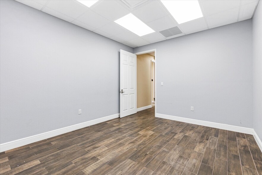 More Photos Of 1818 Greenleaf Ln, Leesburg Warehouse For Lease