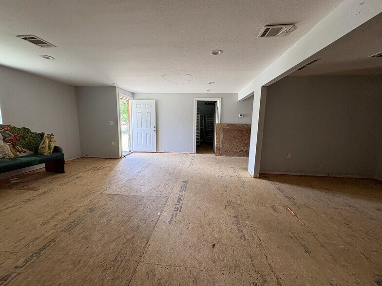 More Photos Of 210 Vista Rd, Pasadena General Retail For Sale