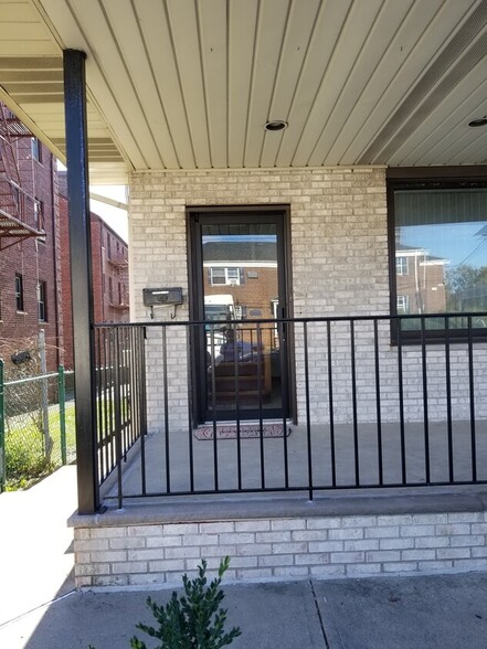 More Photos Of 422 Main St, Fort Lee Freestanding For Lease