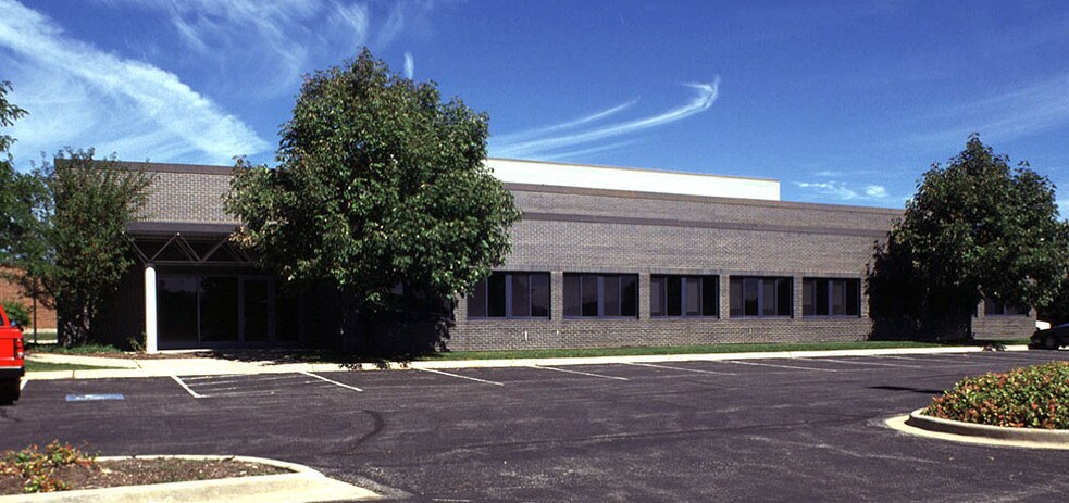 More Photos Of 6200-6250 Capitol Dr, Wheeling Flex For Lease