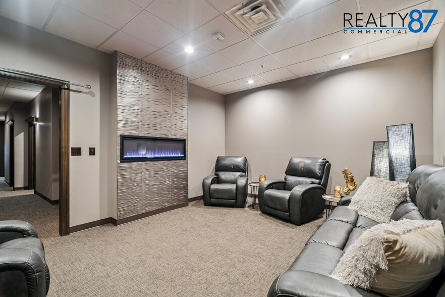 More Photos Of 2931 7th Ave, Marion General Retail For Lease