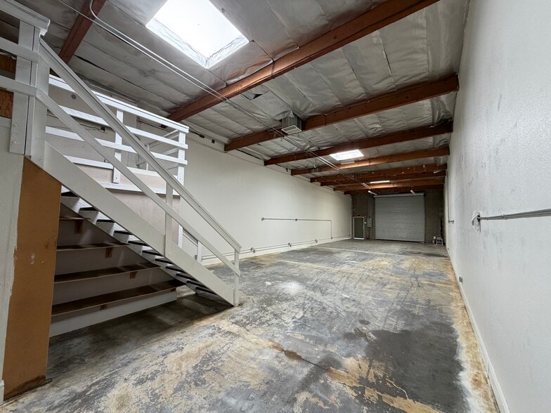 More Photos Of 15400 Tamarack Dr, Victorville Warehouse For Lease