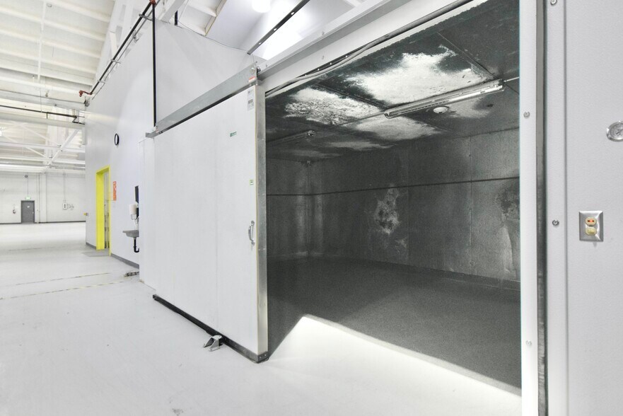 More Photos Of 2200 SE Mailwell Dr, Milwaukie Warehouse For Lease