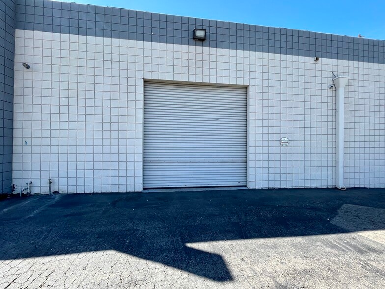 More Photos Of 8116-8144 Deering Ave, Canoga Park Warehouse For Lease