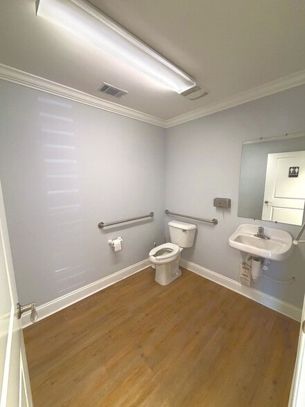 More Photos Of 413 W Montgomery Cross Rd, Savannah Office For Sale