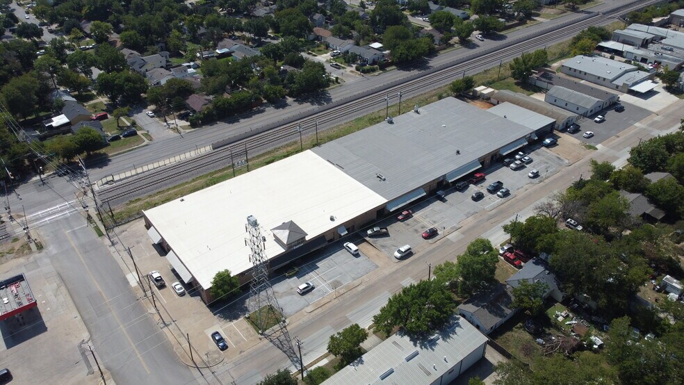 More Photos Of 1700-1724 Parkside Ave, Irving Warehouse For Lease