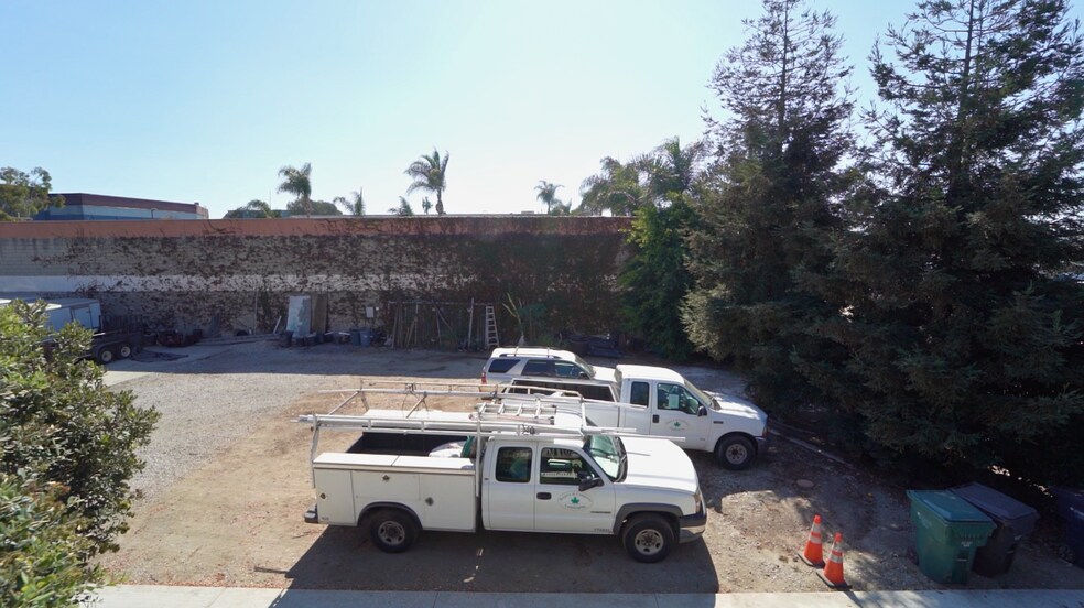 More Photos Of 17066 Palmdale Ln, Huntington Beach Contractor Storage Yard For Sale