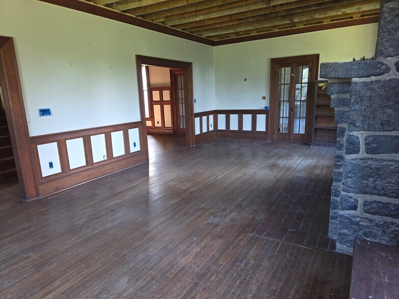 More Photos Of 328 Buckmarsh St, Berryville Flex For Sale