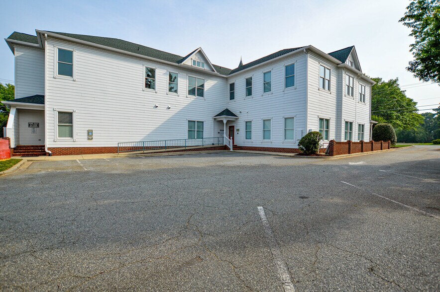 More Photos Of 21000 Torrence Chapel Rd, Cornelius Office Residential For Lease