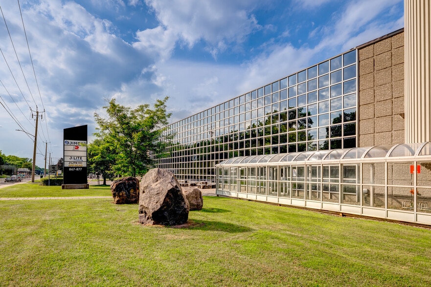 More Photos Of 867-877 Boul Jean-Paul-Vincent, Longueuil Warehouse For Lease