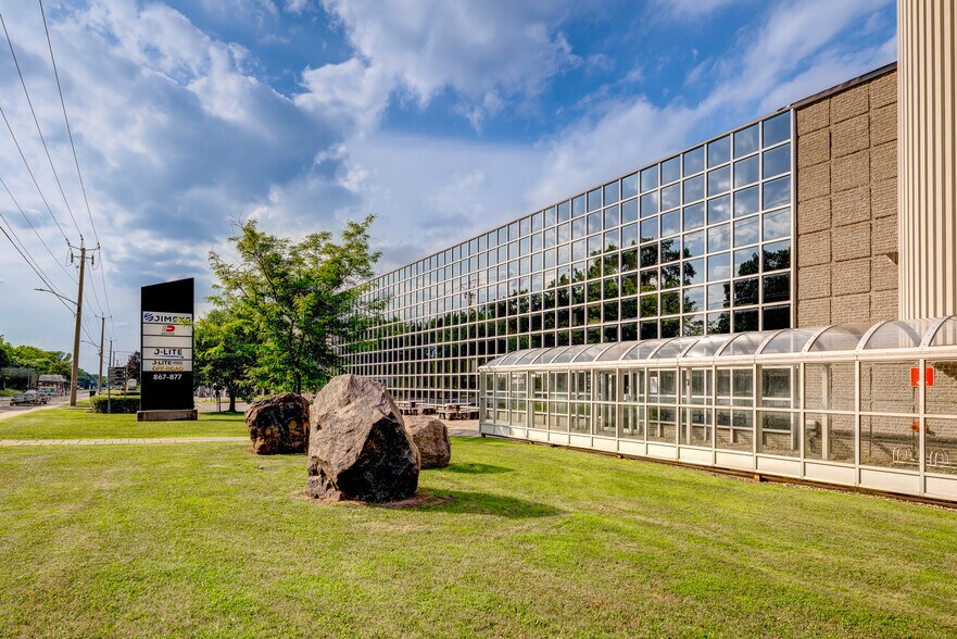 More Photos Of 867-877 Boul Jean-Paul-Vincent, Longueuil Warehouse For Lease