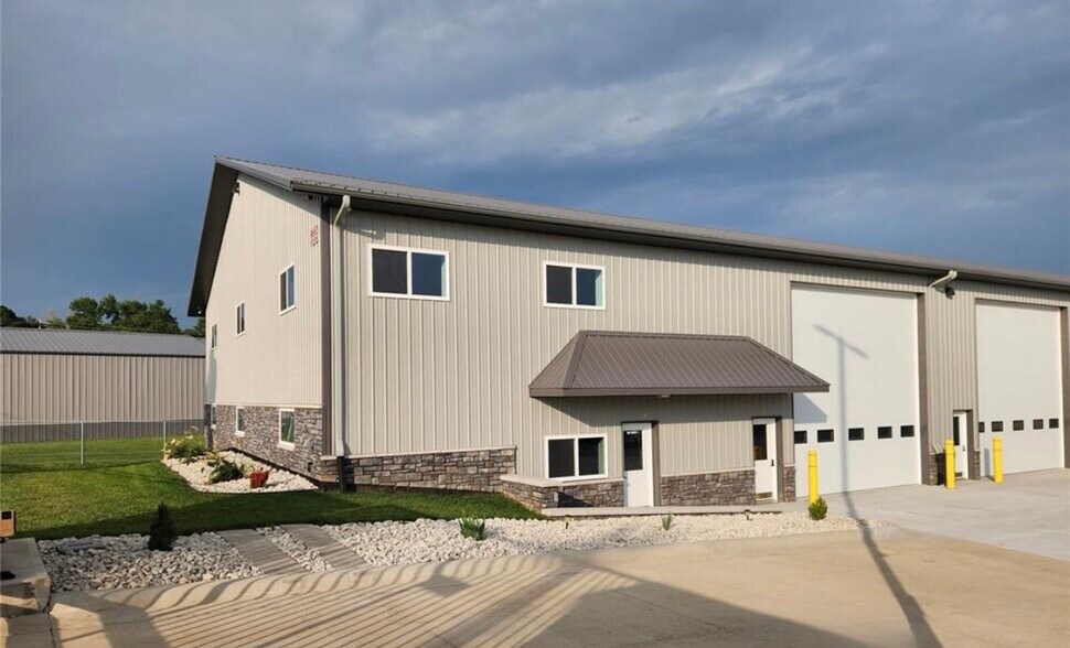 More Photos Of 9663 230th Ave, Anamosa Warehouse For Lease