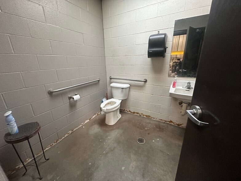 More Photos Of 3408 Busch Dr SW, Grandville Manufacturing For Sale