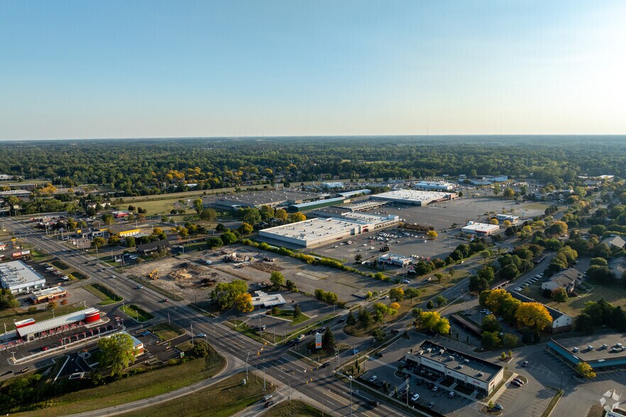 More Photos Of 438-462 E Edgewood Blvd & SEC American Rd & E Edgewood Blvd, Lansing Storefront For Lease