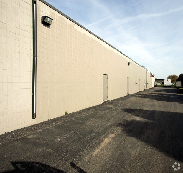 More Photos Of 471-497 Marschall Rd, Shakopee General Retail For Lease