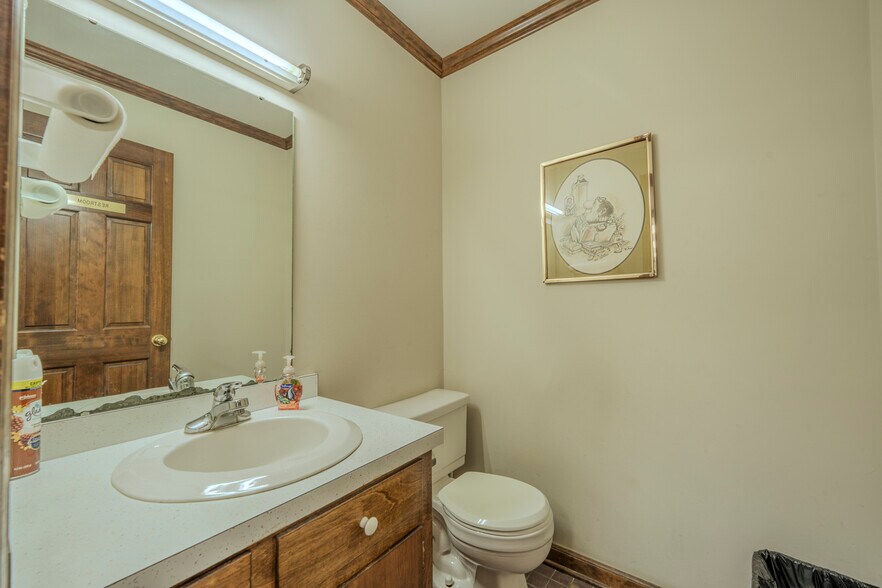 More Photos Of 40 W Main St, Savannah Office For Sale