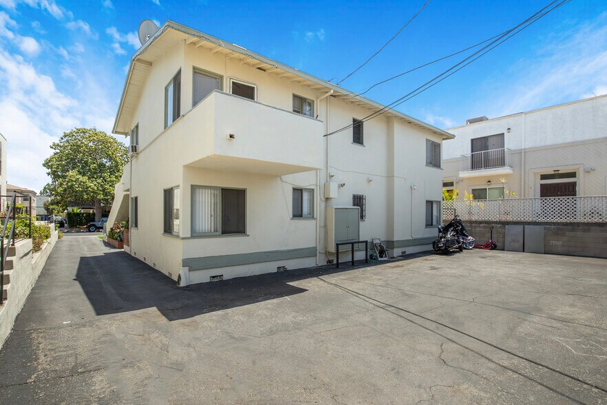 More Photos Of 1023 S Bedford St, Los Angeles Apartments For Sale