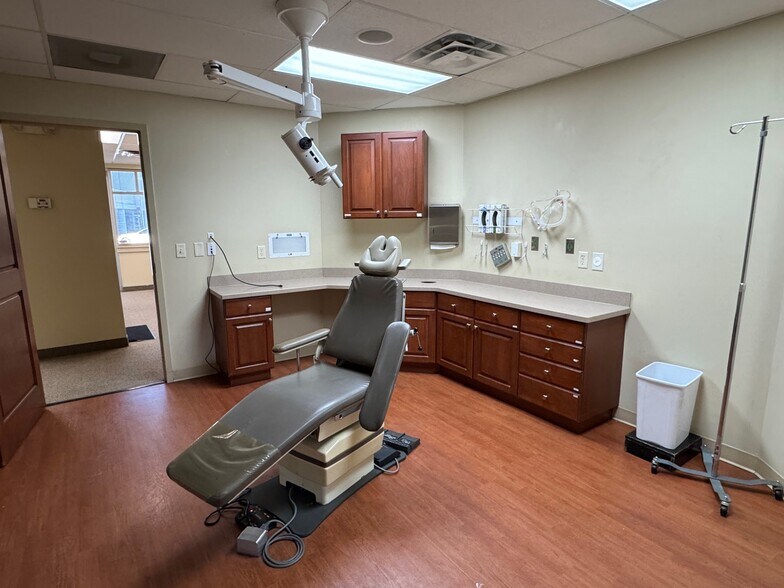 More Photos Of 7390 Creek Rd, Sandy Office For Sale