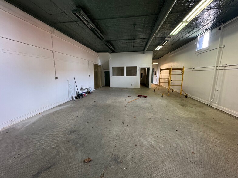 More Photos Of 1925 E Truman Rd, Kansas City Storefront Retail Office For Lease