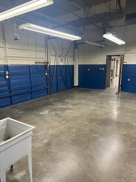 More Photos Of 13513 Sherman Way, Van Nuys Manufacturing For Sale