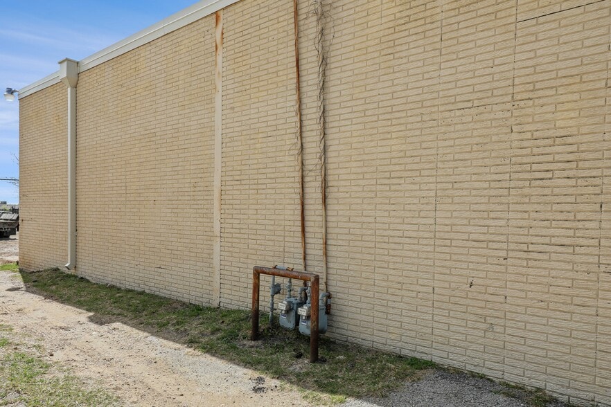 More Photos Of 3616-3618 Dividend Dr, Garland Manufacturing For Sale