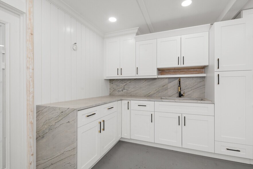 More Photos Of 320 Warfield Ave, Venice Warehouse For Sale