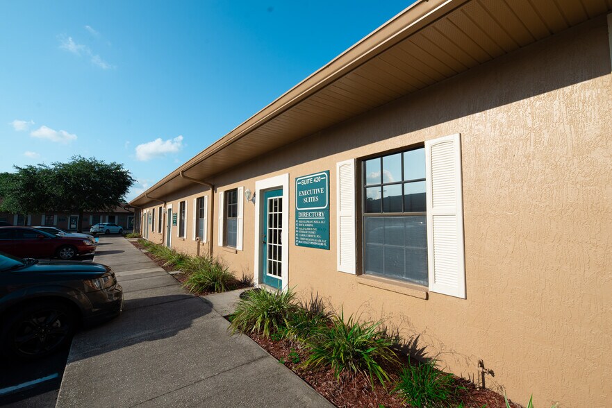 More Photos Of 8909 Regents Park Dr, Tampa Office Residential For Lease