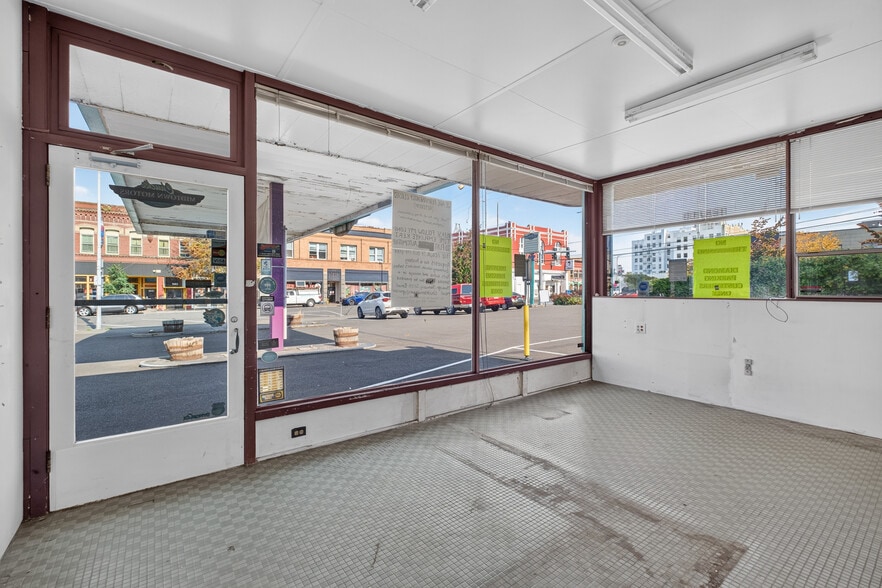 More Photos Of 1058 N State St, Bellingham General Retail For Sale