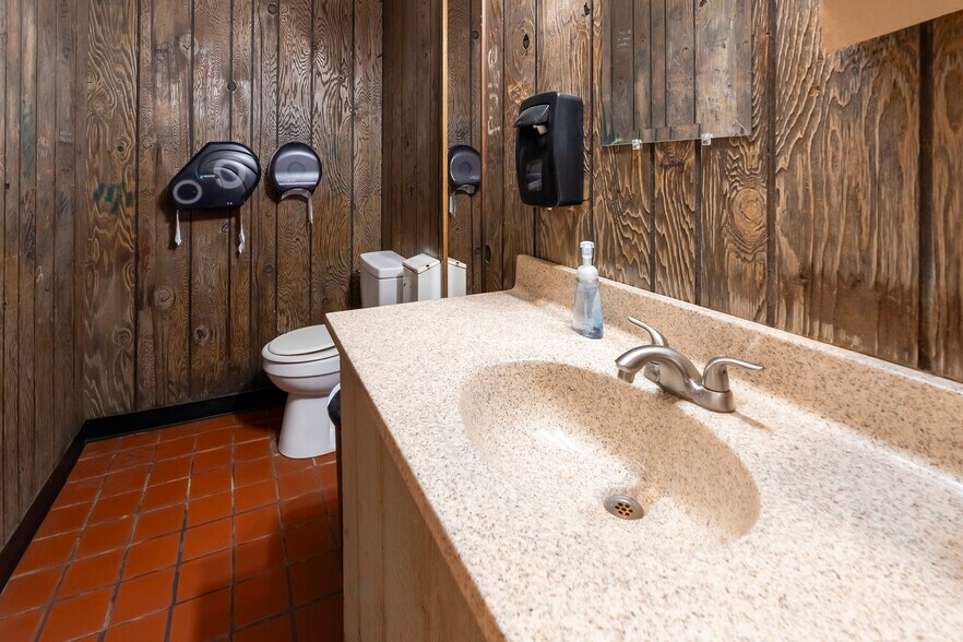 More Photos Of 101 W Monroe St, Carbondale General Retail For Sale