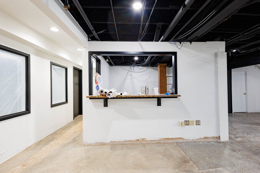 More Photos Of 21 W Mountain St, Fayetteville Storefront Retail Office For Lease