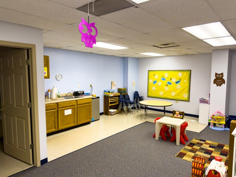 More Photos Of 634 Main St, Forest Park Flex For Sale