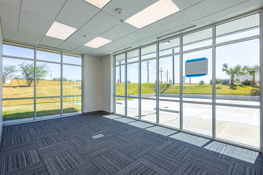 More Photos Of 101 Man United St, Laredo Warehouse For Lease