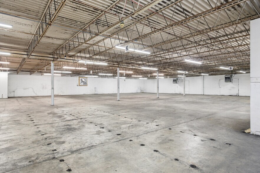 More Photos Of 216 Hartmann Dr, Lebanon Distribution For Lease