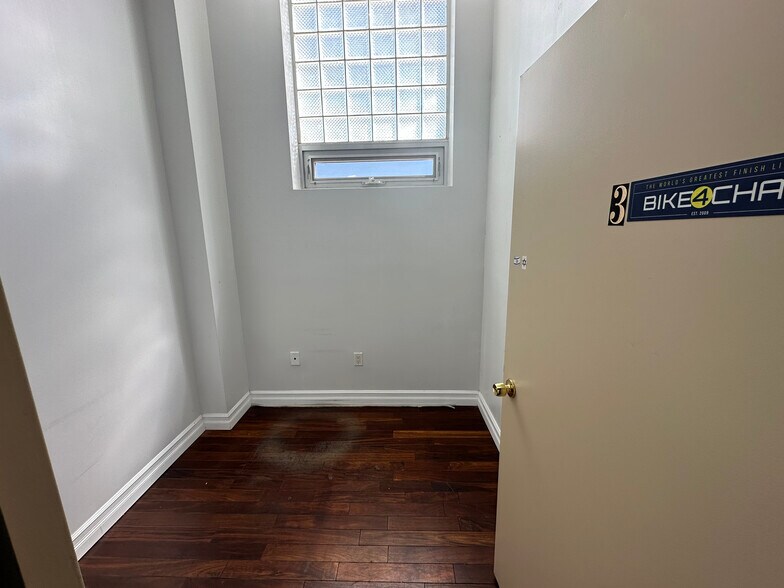 More Photos Of 12415 Metropolitan Ave, Kew Gardens General Retail For Lease