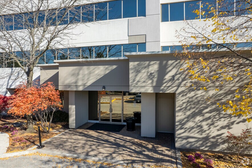 More Photos Of 2121 Argentia Rd, Mississauga Office For Lease