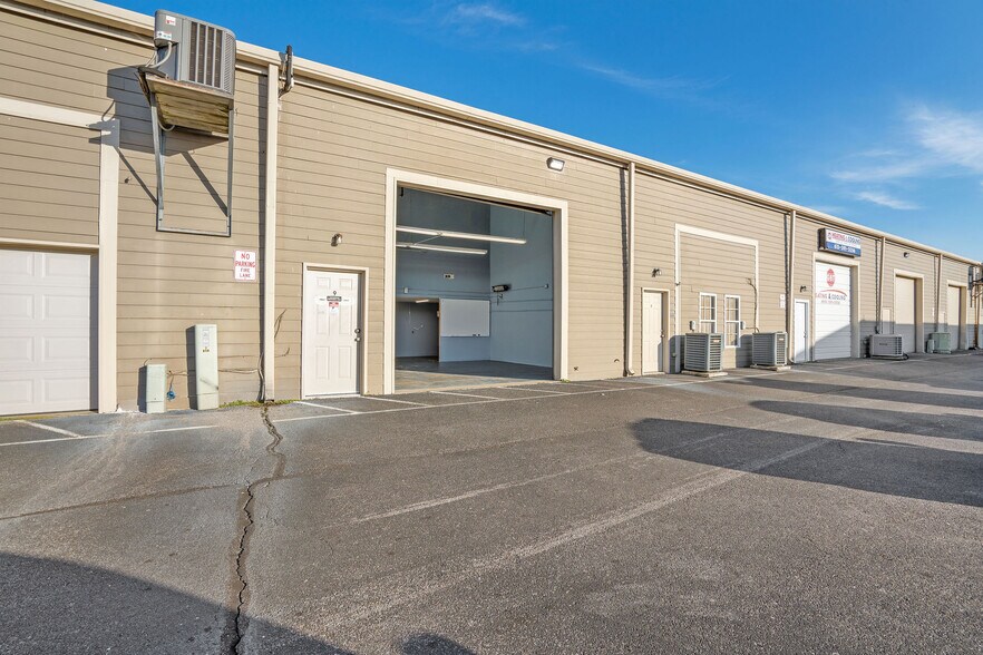 More Photos Of 4922 Port Royal Rd, Spring Hill Showroom For Lease