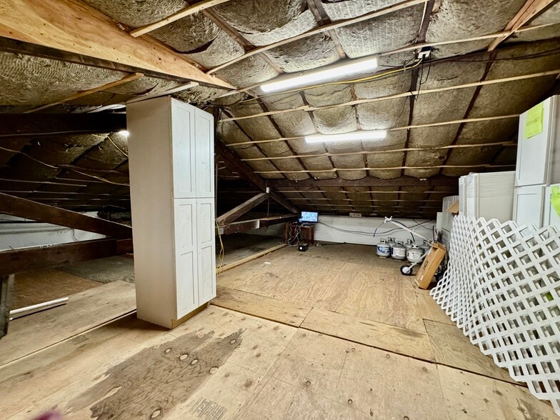 More Photos Of 264 Vauxhall St, New London Warehouse For Sale