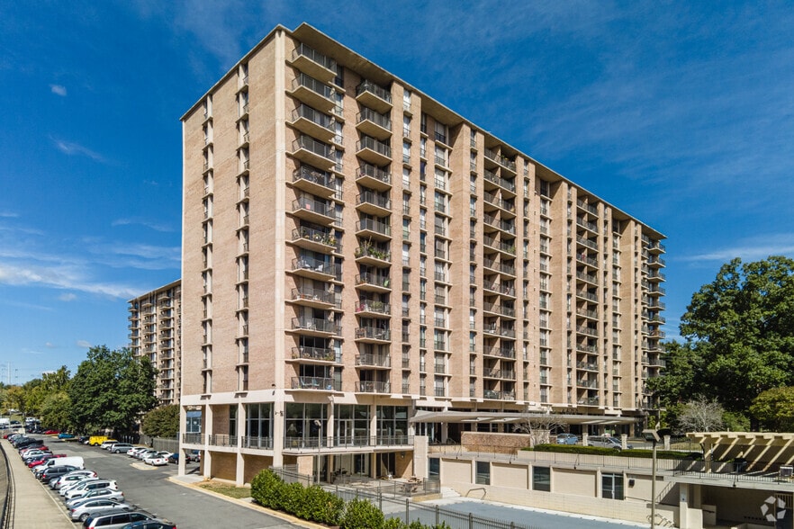 Primary Photo Of 4600 S Four Mile Run Dr, Arlington Apartments For Sale