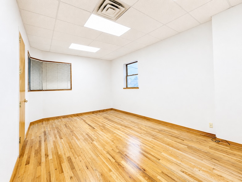 More Photos Of 637 Willis Ave, Williston Park Storefront Retail Office For Lease