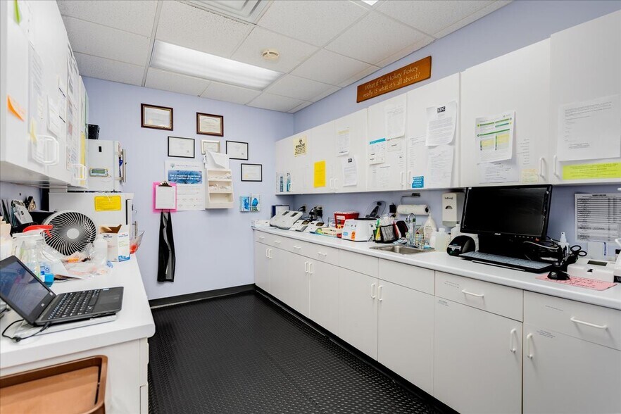 More Photos Of 207 Stage Rd, Hampstead Office For Sale