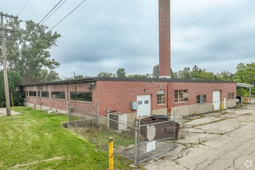 Primary Photo Of 947 E Clinton St, Freeport Warehouse For Sale