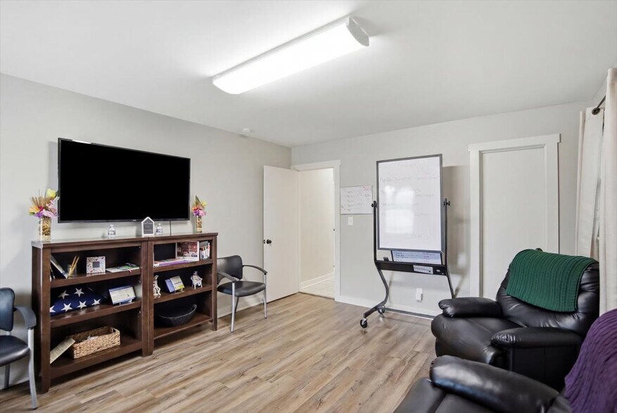 More Photos Of 1002 Oakwood Ave NW, Huntsville Office Residential For Lease