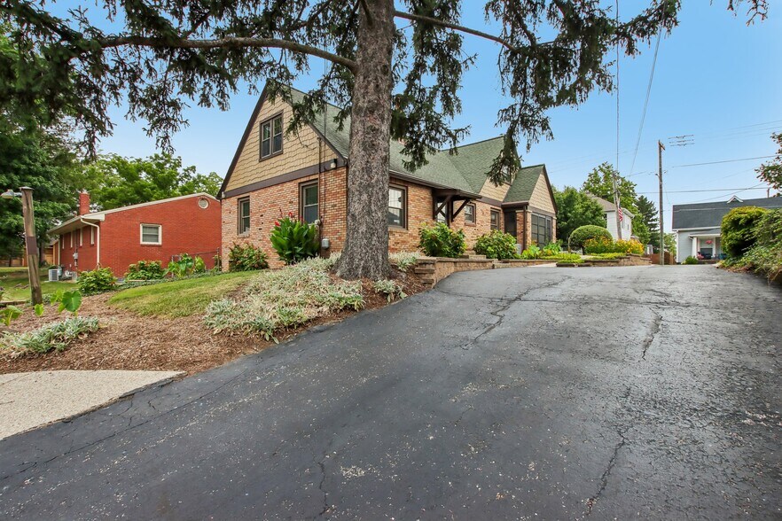 More Photos Of 399 W Main St, Greenwood Office For Sale