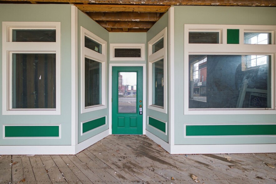 More Photos Of 1 Public Square Red Boiling Springs Sq, Lafayette Showroom For Sale