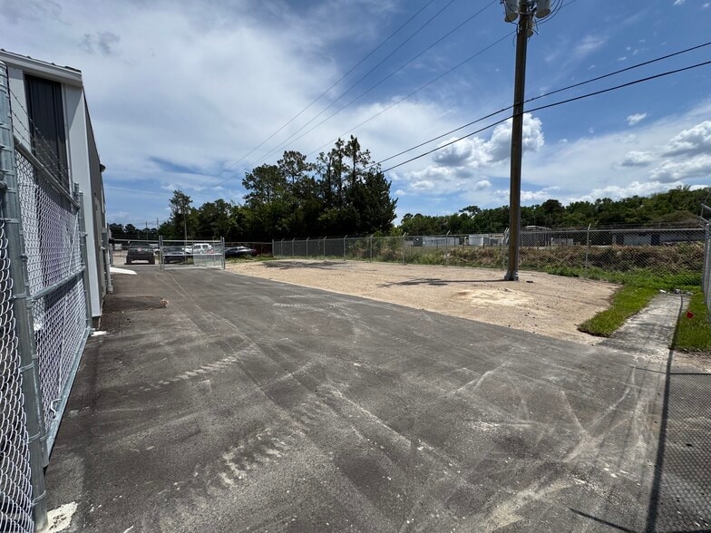 More Photos Of 226 Industrial Loop, Orange Park Service For Lease